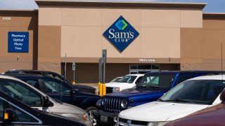 Según se indicó, los bomberos fueron enviados al establecimiento Sam's Club ubicado en el 8340 de W. McDowell Road, tras recibirse informes de que un auto había impactado a varios peatones. (Foto de archivo)