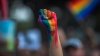 Defensores de los derechos de la comunidad LGBTQ+ protestan en Orlando