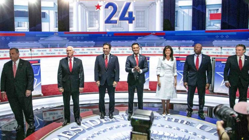 Los precandidatos republicanos a la presidencia de Estados Unidos: Asa Hutchinson (i), Chris Christie (2i), Mike Pence (3i), Ron DeSantis (4i), Vivek Ramaswamy (4d),Nikki Haley (3d), Tim Scott (2d) y Doug Burgum (d) fueron registrados este miércoles, 23 de agosto, durante el primer debate de cara a las elecciones primarias, en Milwaukee (Wisconsin, EE.UU.). EFE/Jim Vondruska