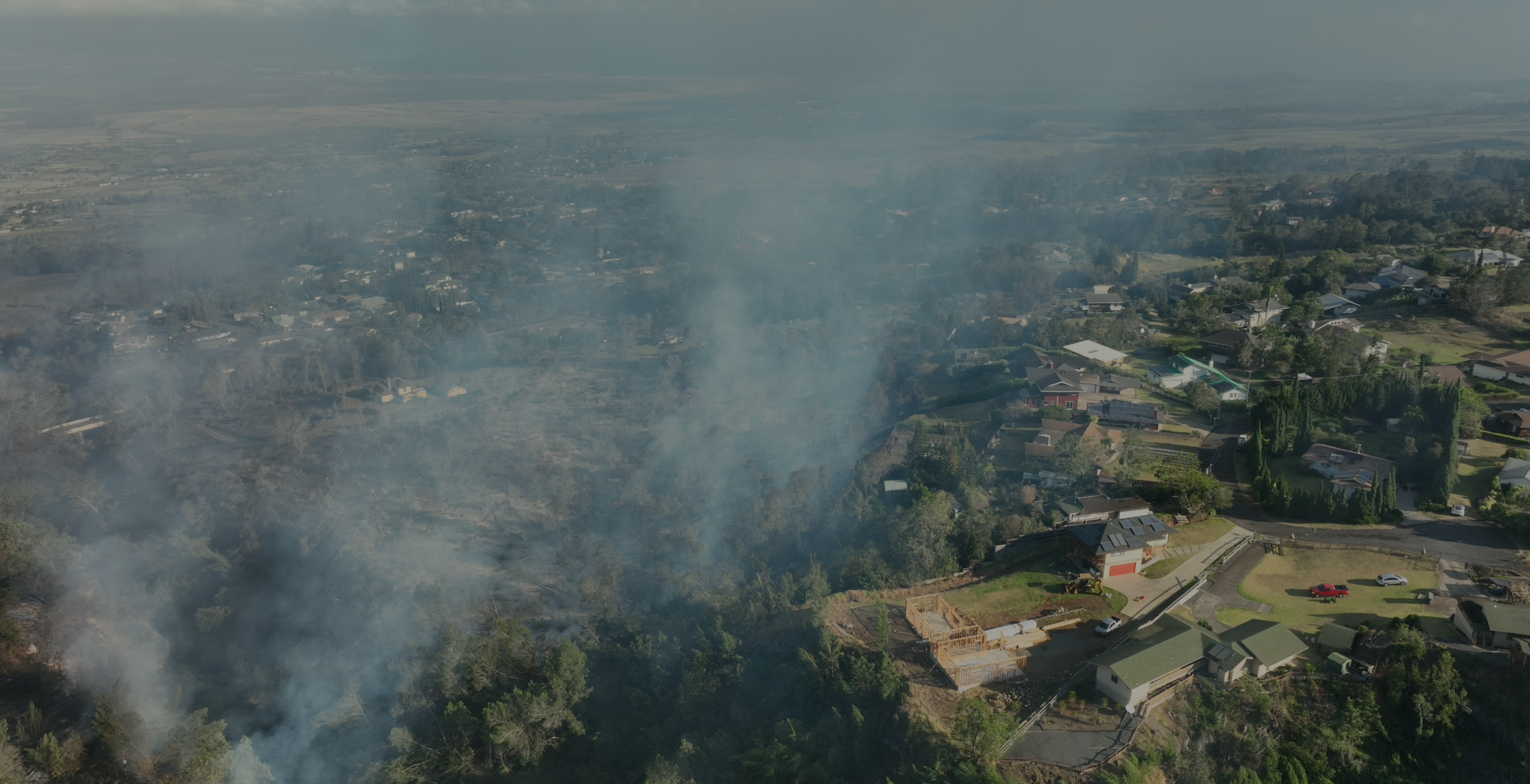 El humo se eleva sobre Kula en la isla de Maui en Hawaii, el 3 de agosto de 2023.