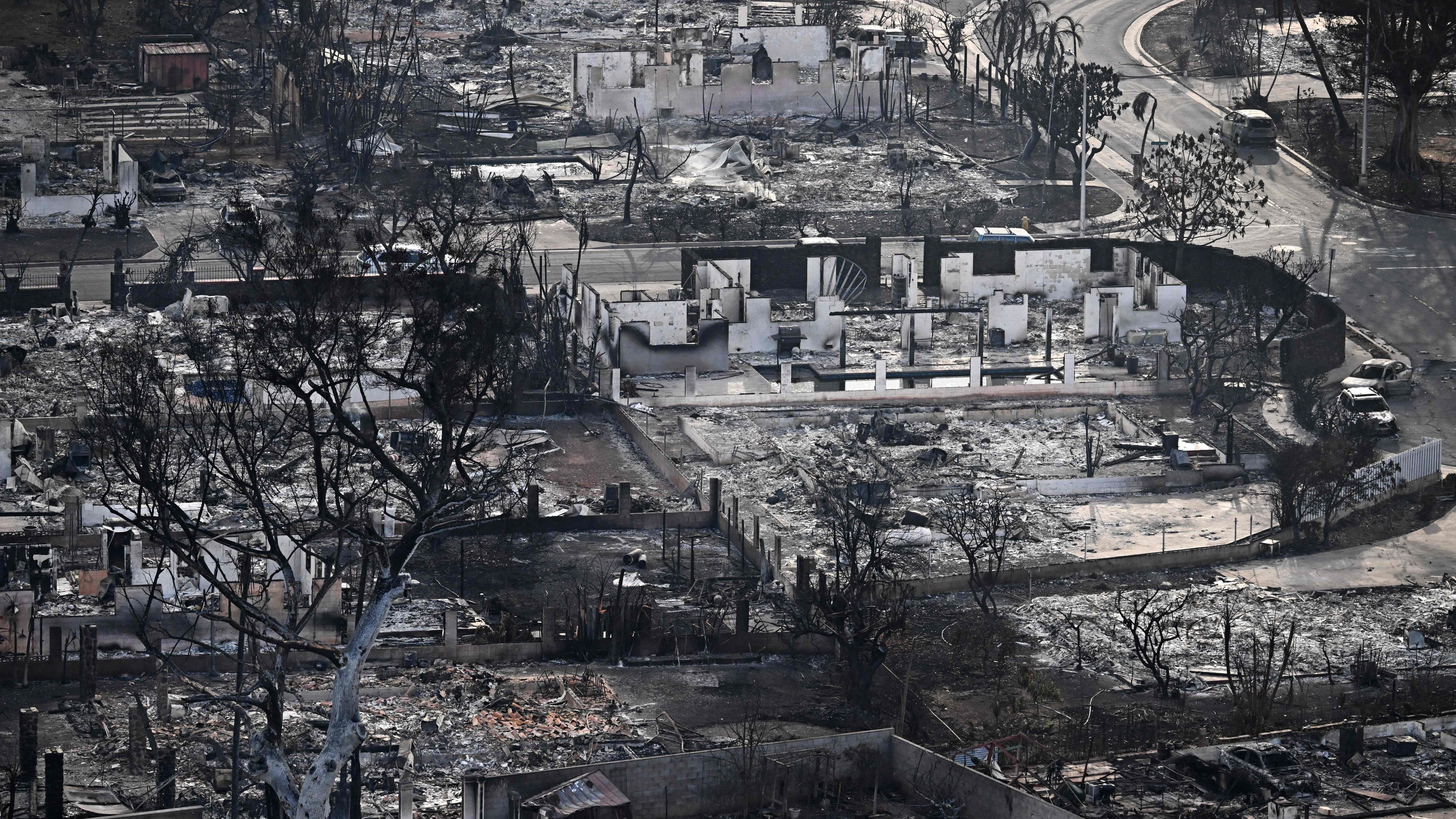 Una imagen aérea tomada el 10 de agosto de 2023 muestra casas destruidas y edificios quemados en Lahaina tras los incendios forestales en el oeste de Maui, Hawaii.