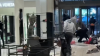 Caos en centro comercial: decenas de ladrones roban $100,000 en artículos de lujo