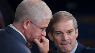 Los republicanos Jim Jordan (der.) y Patrick McHenry buscan otorgarles poderes adicionales a McHenry como presidente interino.