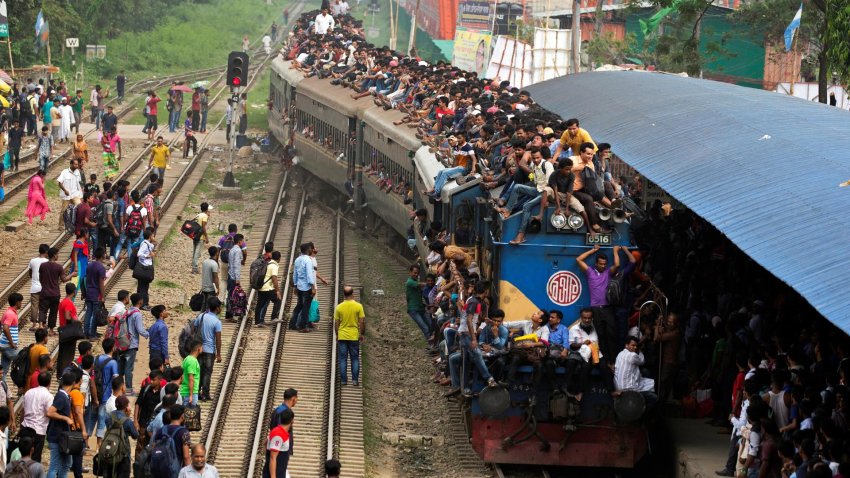 Al menos una decena de muertos en el choque de dos trenes en Bangladesh