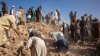 Ante desesperación, escarban entre escombros para buscar víctimas de terremotos en Afganistán