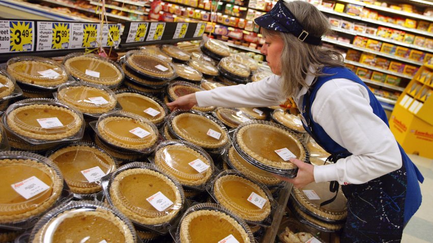 DES PLAINES, IL – NOVEMBER 26: Bake shop manager Debbie Sanders restocks and arranges pumpkin pies November 26, 2002 at a Jewel-Osco food store in Des Plaines, Illinois. With Thanksgiving just two days away, supermarket shoppers are busy with their last-minute needs. (Photo by Tim Boyle/Getty Images)