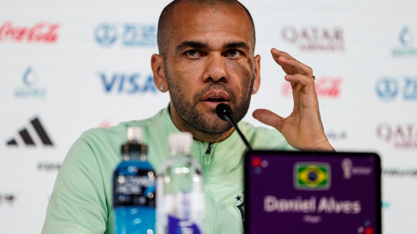 El jugador de Brasil Dani Alves comparece en una rueda de prensa de su selección en el Centro de Prensa del Mundial de fútbol Qatar 2022 en Doha, Catar, este jueves. Brasil se enfrentará mañana a Camerún en el tercer y último partido del grupo G. EFE/ Antonio Lacerda