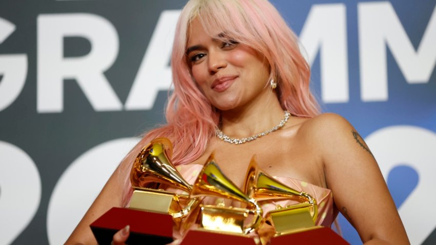 La cantante colombiana Karol G posa con los tres Latin Grammy obtenidos.