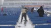 Sin camisa: video viral muestra a fanático de los Buffalo Bills ayudando a palear la nieve en el estadio