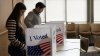 El voto hispano sigue siendo demócrata, pero se está volviendo republicano, según encuesta