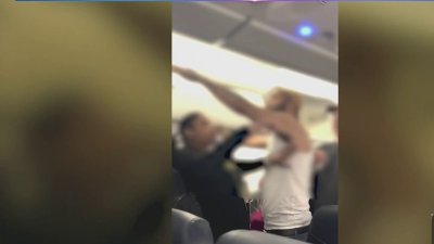 En video: pasajeros se caen a golpes en pleno vuelo de Spirit