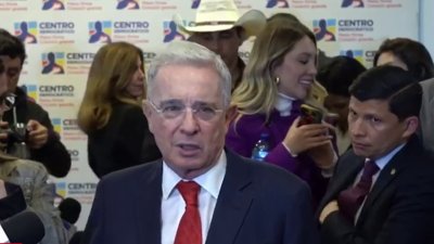 Acusan a Álvaro Uribe de soborno y fraude procesal