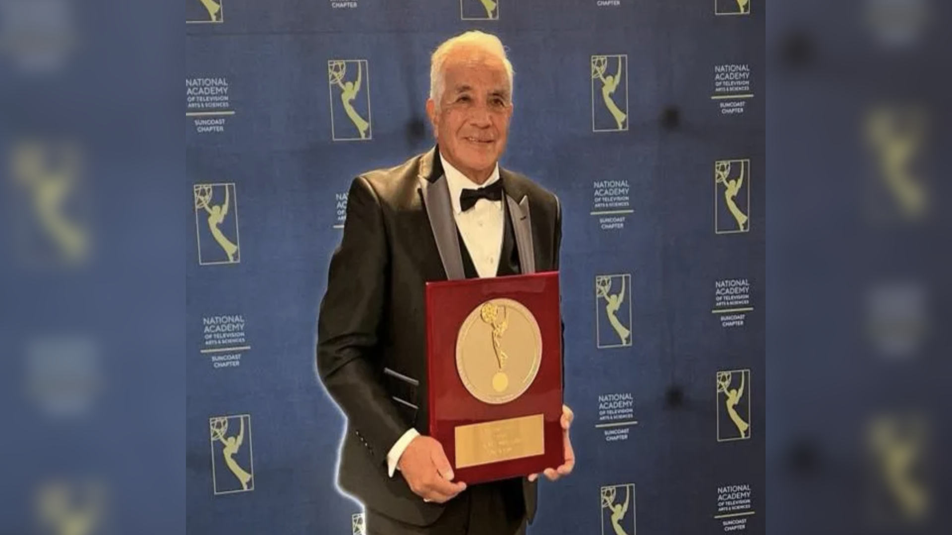 Homan Machuca con el premio Silver Circle Emmy de la Academia Nacional de Arte y Ciencias de Televisión. 