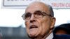Tras burlarse del fiscal, Giuliani recibe acusación judicial mientras celebraba su cumpleaños