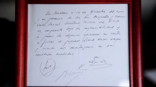 La servilleta donde se escribió el primer contrato de Lionel Messi, cuando tenía 13 años.