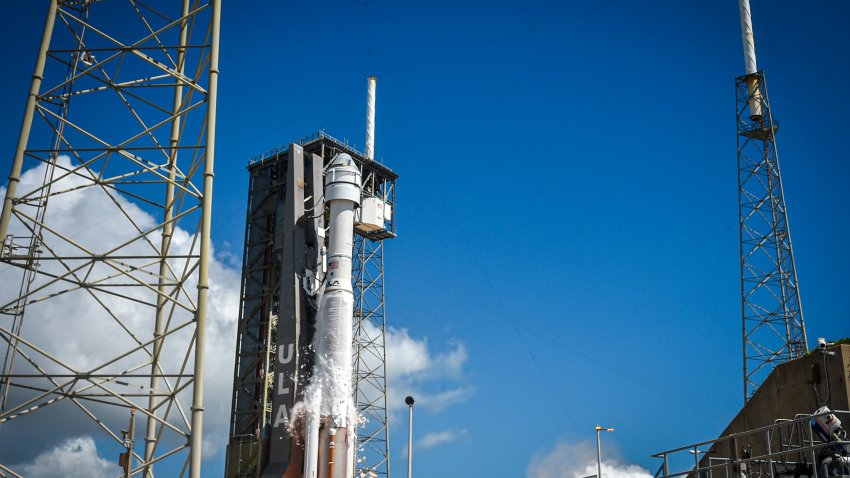 El cohete Atlas V de United Launch Alliance (ULA) con la nave espacial CST-100 Starliner de Boeing despega del Complejo de Lanzamiento Espacial 41 de la Estación Espacial de Cabo Cañaveral, en Florida, el 5 de junio de 2024.