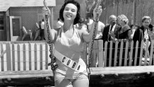 Arminia Pérez y González, fotografiada en Long Beach, California, participó como Miss Cuba en el concurso Miss Universo en 1958. Fue una de las últimas concursantes antes de que Cuba dejara de participar en 1960.