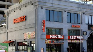 Foto de archivo de un restaurante Hooters en Los Ángeles.