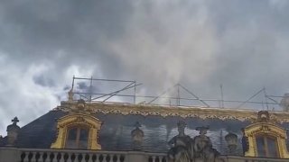 Las columnas de humo cercanas al Palacio de Versalles causaron el desalojo temporal de esa joya arquitectónica.