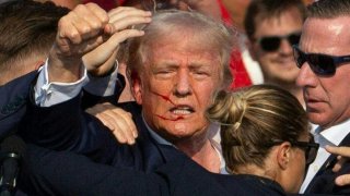 El expresidente Donald Trump tras el atentado contra su vida durante un acto en Butler, Pensilvania, el sábado.