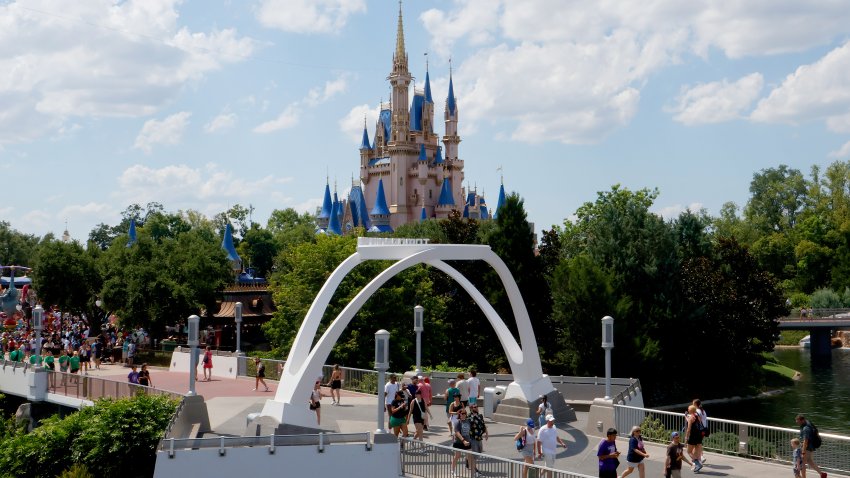 ORLANDO, FL – 31 DE MAYO: La gente camina por una rampa frente al Castillo de Cenicienta en el Parque Magic Kingdom en Walt Disney World el 31 de mayo de 2024, en Orlando, Florida. (Foto de Gary Hershorn/Getty Images)