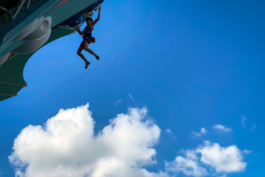 PARÍS, FRANCIA – 7 DE AGOSTO: Sorato Anraku del equipo de Japón compite durante la semifinal de escalada en dificultad y boulder masculino, día doce de los Juegos Olímpicos de París 2024 en Le Bourget Sport Climbing Venue el 7 de agosto de 2024 en París, Francia. (Foto de Stefan Matzke – sampics/Getty Images)