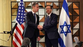 El secretario de Estado de EEUU, Antony Blinken, junto al presidente de Israel, Isaac Herzog, el lunes, en Tel Aviv.