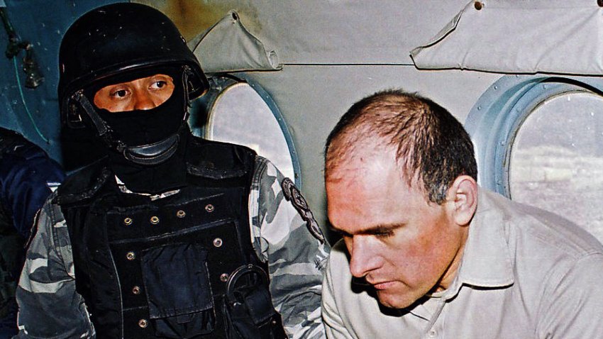 Head of the feared Gulf Cartel Osiel Cardenas Guillen (C) is custudied in a plane by members of the Federal Agency of Investigations (AFI) of Mexico, 20 January 2007, before being extradited to the US. Mexico has extradited to the United States 11 leading suspected drug traffickers, including Osiel Cardenas, the government announced late January 19th, 2007. The group also includes two leaders of the Arellano Felix drug organization and the Sinaloa Cartel. “This action demonstrates the government’s determination to combat a wave of violence and impunity unleashed by organized crime,” the official statement said. The government insisted that eight out of the 11 handed over to US authorities were heads of criminal syndicates involved in drug trafficking. AFP PHOTO/PGR (Photo by Handout / PGR / AFP) (Photo by HANDOUT/PGR/AFP via Getty Images)