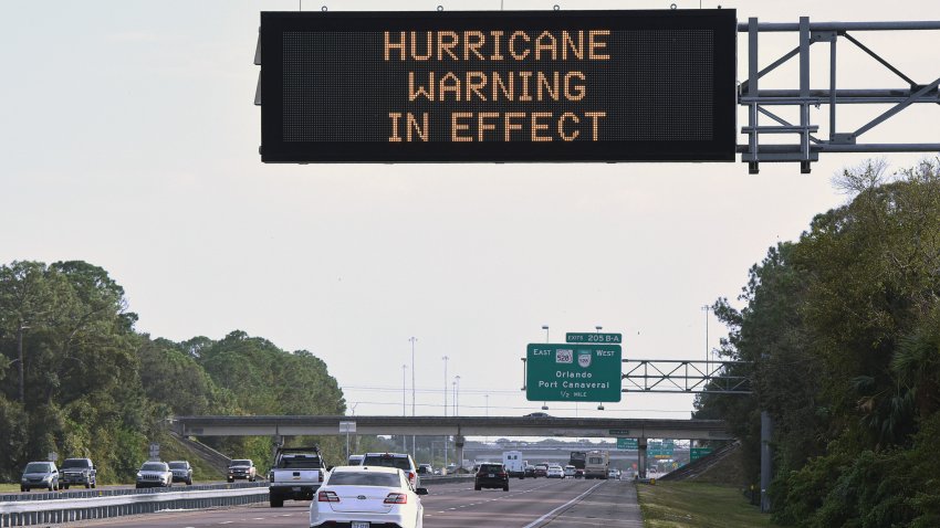 COCOA, FLORIDA, ESTADOS UNIDOS - 2022/11/08: Una señal de tráfico en la I-95 en Cocoa, Florida, advierte a los viajeros del aviso de huracán en vigor a medida que la tormenta tropical Nicole se acerca a la costa este de Florida. La tormenta está en camino de convertirse en un huracán de categoría uno el miércoles. (Foto de Paul Hennessy/SOPA Images/LightRocket vía Getty Images)