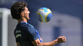 El delantero de Ecuador Jeremy Sarmiento entrena en la Casa de la Selección en Quito