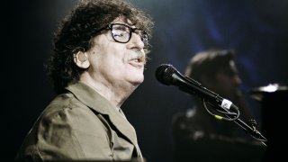 El legendario músico de rock argentino, Charly García, en acción.