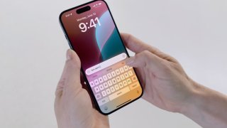 Imagen de una actualización de Siri durante una reunión de Apple en Cupertino.