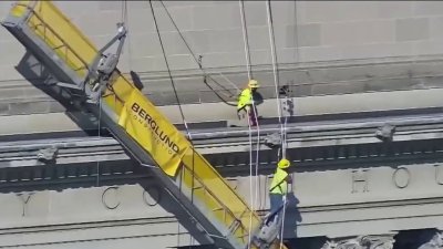 Aterrador susto: casi caen al vacío tras desplome de un andamio