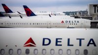 ATLANTA, GEORGIA – 28 DE JUNIO: Aviones de Delta Airlines estacionados en el Aeropuerto Internacional Hartsfield-Jackson de Atlanta el 28 de junio de 2024 en Atlanta, Georgia. La Administración de Seguridad en el Transporte (TSA, por sus siglas en inglés) afirma que se prevé un “periodo sostenido de gran volumen de pasajeros” que batirá los récords de viajes anteriores. (Foto de Andrew Harnik/Getty Images)