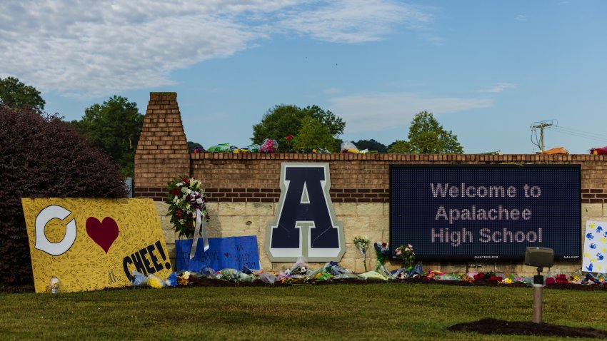 WINDER, GA – 7 de septiembre de 2024: Un monumento a las víctimas del tiroteo en Apalachee High School.