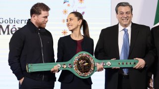 El boxeador mexicano Saúl ‘Canelo’ Álvarez entrega “guantes blancos de la paz” a Sheinbaum