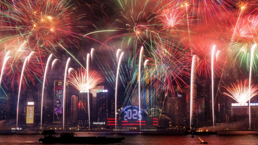 Fuegos artificiales iluminan el cielo de medianoche sobre el puerto Victoria durante las celebraciones del Año Nuevo 2025 en Hong Kong el 1 de enero de 2025. (Foto de MAY JAMES/AFP vía Getty Images)