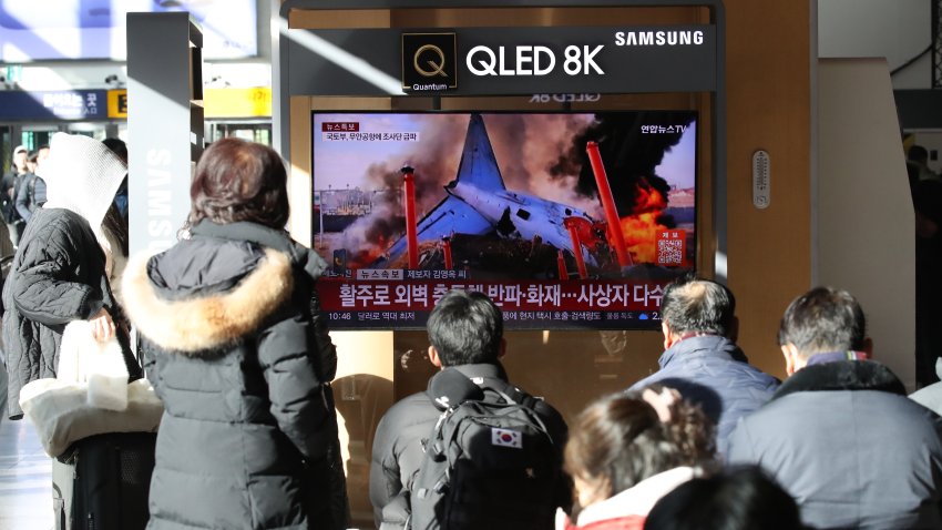 La gente mira las noticias sobre el accidente de avión en la estación de Seúl el 29 de diciembre de 2024 en Seúl, Corea del Sur. (Foto de Chung Sung-Jun/Getty Images)