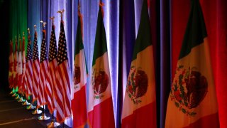 ARCHIVO - Las banderas nacionales de Canadá, desde la izquierda, de Estados Unidos y de México colocadas sobre un escenario para una conferencia de presa en las renegociaciones del tratado de libre comercio de América del Norte en Washington, el 16 de agosto de 2017.