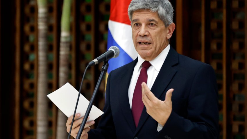 El viceministro de Relaciones Exteriores de Cuba, Carlos Fernández de Cossio, da declaraciones a periodistas este miércoles, tras la ronda de negociaciones migratorias entre La Habana y Washington, en La Habana (Cuba). EFE/ Ernesto Mastrascusa