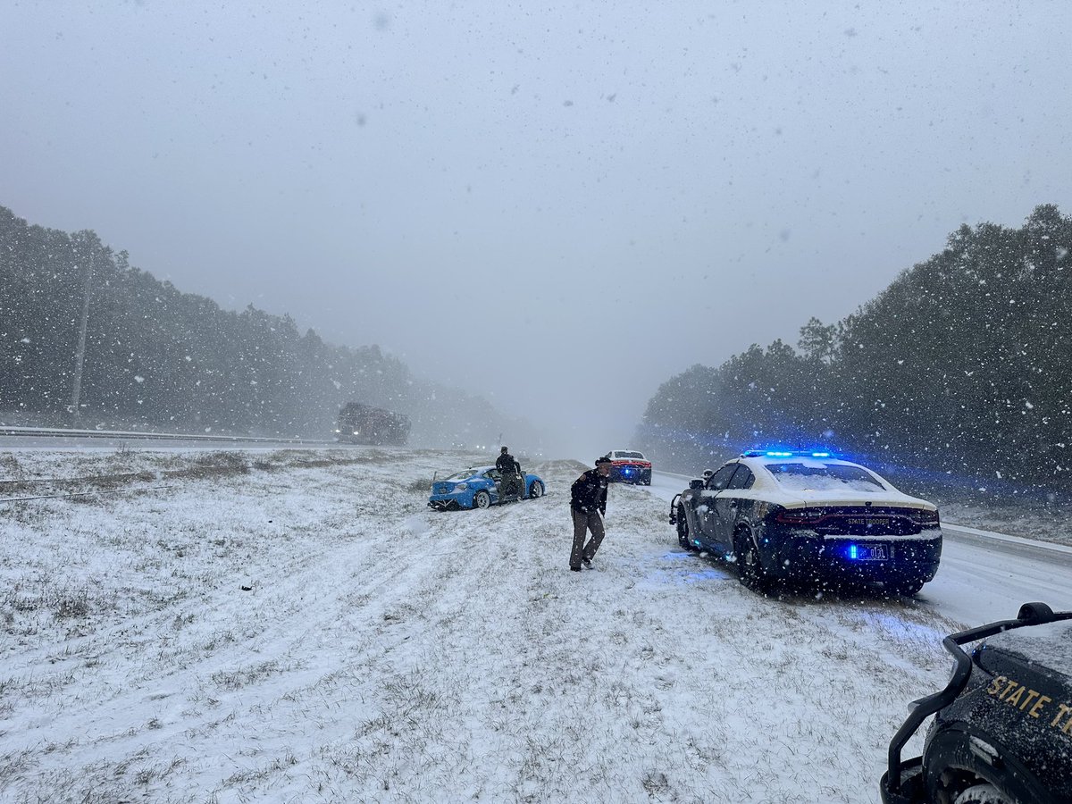 La Patrulla de Carreteras de Florida del Panhandle publicó esta foto con la leyenda: ¡Atención Norte de Florida! A medida que se acerca el clima invernal, priorice su seguridad y manténgase alejado de las carreteras. El hielo puede ser difícil de ver, especialmente por la noche. Recuerde, muchos de nosotros no tenemos experiencia conduciendo en estas condiciones. ¡Mantente a salvo, quédate en casa!