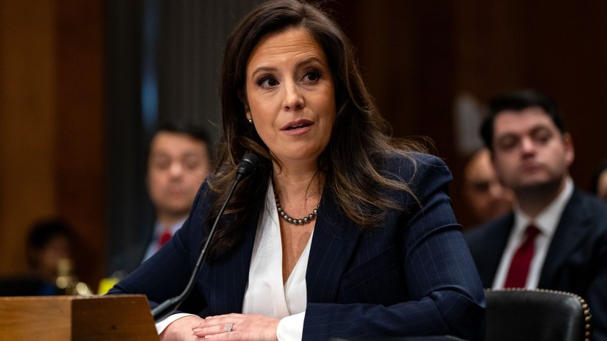 La representante Elise Stefanik (republicana de Nueva York) testifica ante el Comité de Relaciones Exteriores del Senado sobre su nombramiento como embajadora ante las Naciones Unidas en el Capitolio el 21 de enero de 2025 en Washington, DC.