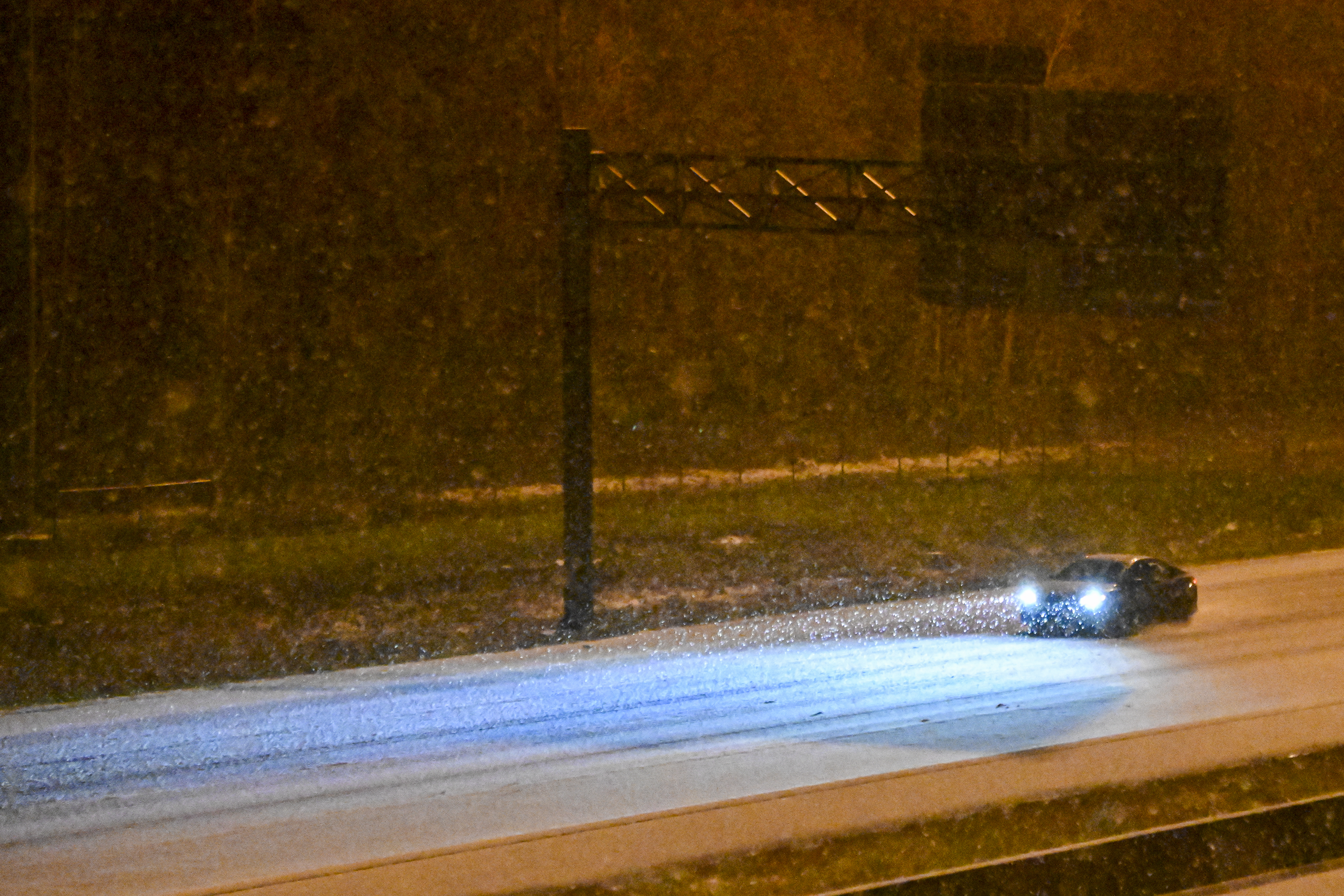 TALLAHASSEE, FLORIDA – Un automóvil circula por una carretera durante una tormenta invernal el 21 de enero de 2025 en Tallahassee, Florida.  ( J. Rodriguez Carrillo/Getty Images)