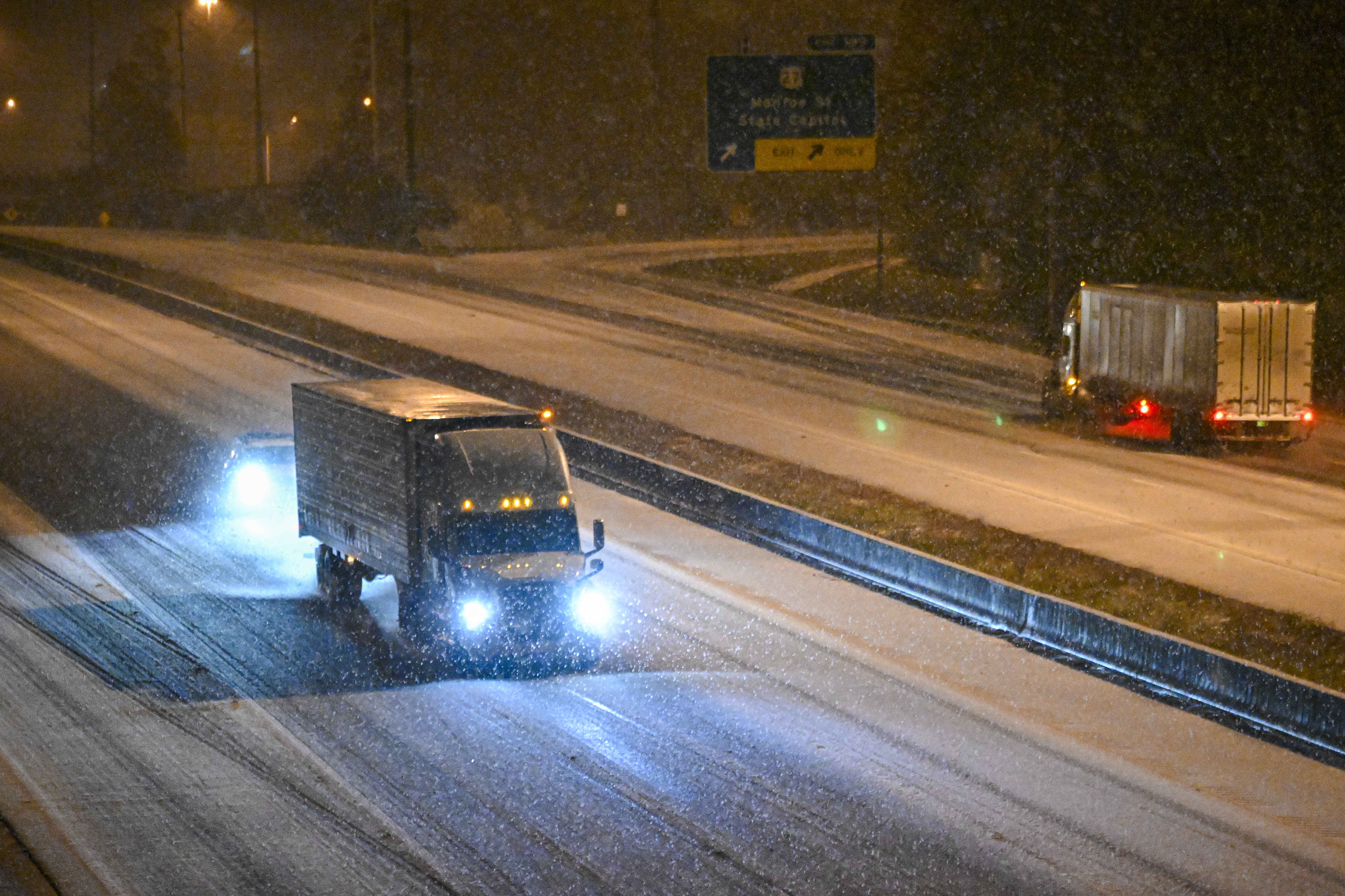 TALLAHASSEE, FLORIDA – Camiones circulan por una carretera durante una tormenta invernal el 21 de enero de 2025 en Tallahassee, Florida. El Servicio Meteorológico Nacional ha colocado el norte de Florida bajo una advertencia de tormenta invernal, y algunos predicen la mayor tormenta de nieve y hielo del Golfo en más de 100 años. (Miguel J. Rodriguez Carrillo/Getty Images)