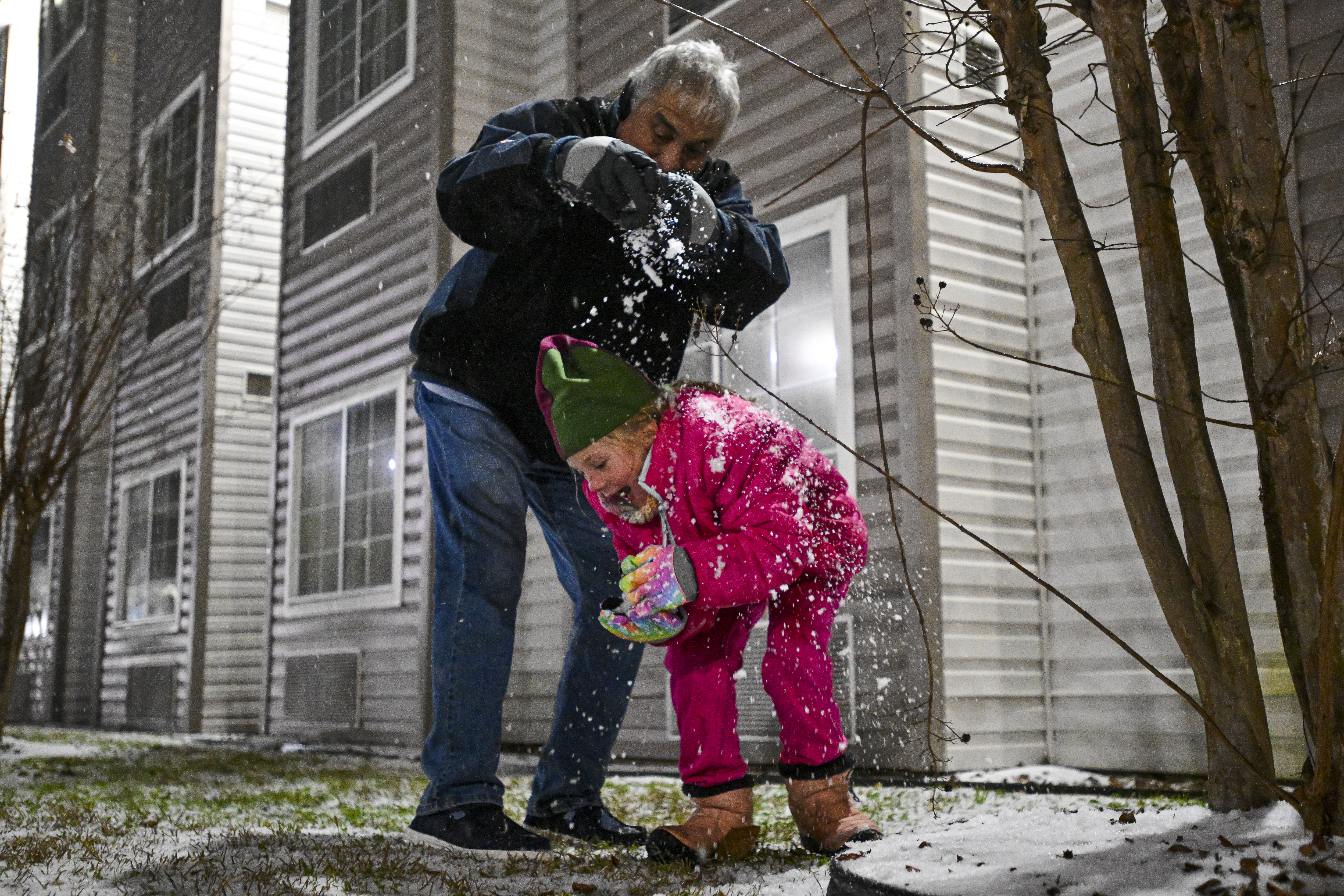 TALLAHASSEE, FLORIDA – Las familias y personas salieron a la calle a disfrutar de la inususal nevada. Algunos aprovecharon para jugar con los más pequeños. (Miguel J. Rodriguez Carrillo/Getty Images)