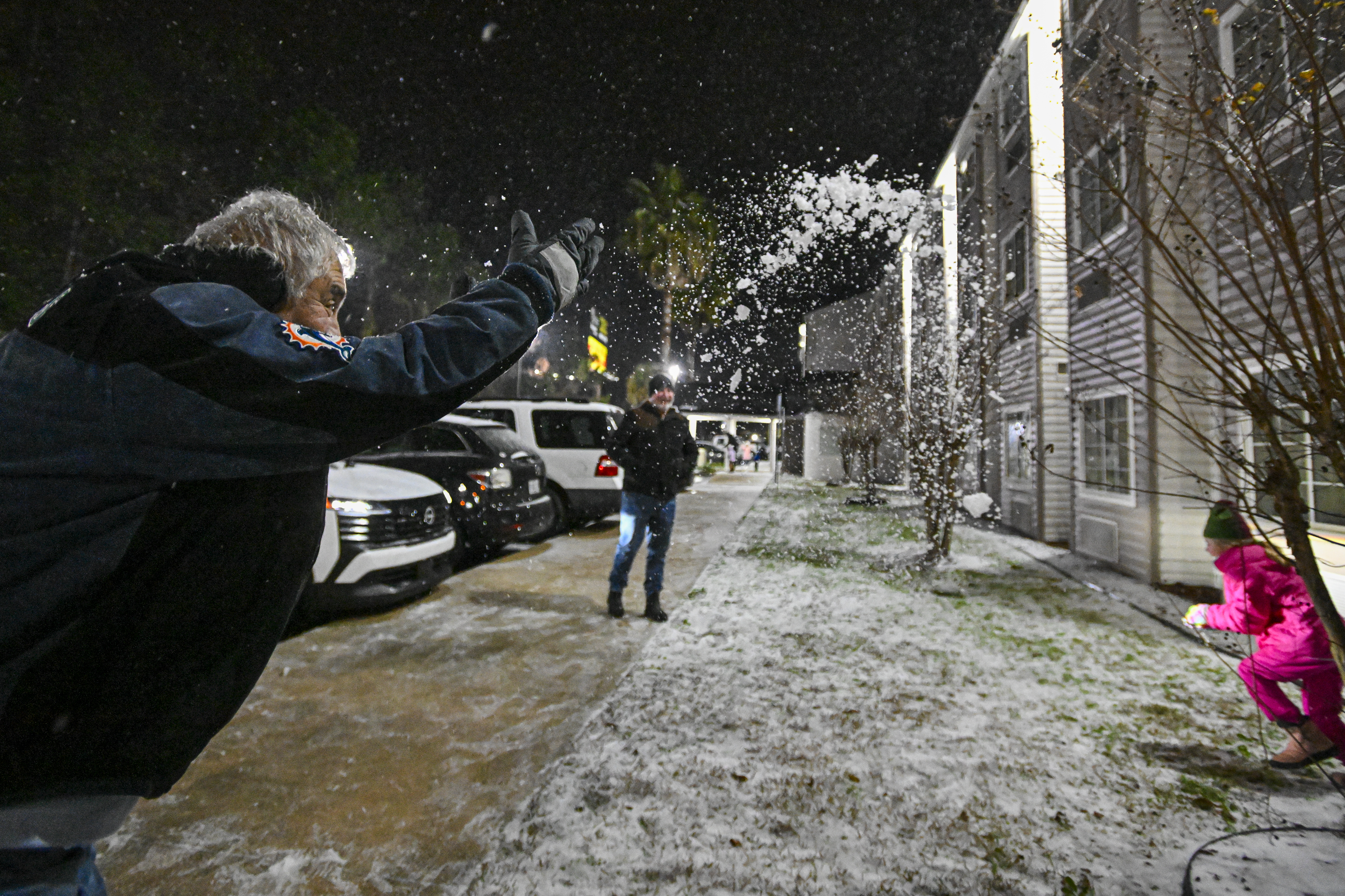 TALLAHASSEE, FLORIDA – La gente juega en medio de la nieve el 21 de enero de 2025 en Tallahassee, Florida. (Miguel J. Rodriguez Carrillo/Getty Images)