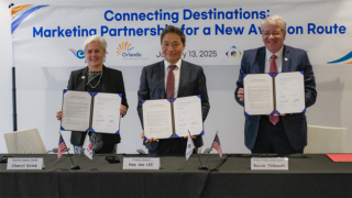 La comisionada del condado de Osceola, Cheryl Grieb, Lee Hag-jae, presidente y director ejecutivo del Aeropuerto Internacional de Incheon, y Kevin J. Thibault, director ejecutivo de GOAA (de izq. a der.) muestran copias firmadas del acuerdo el lunes en NeoCity.