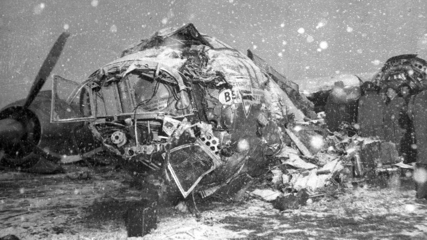 ARCHIVO – Foto del 6 de febrero de 1958, nieve cae sobre los restos de la aeronave BEA Elizabethan Airliner que se impactó al intentar despegar en Munich con integrantes del equipo del Manchester United y que resultó en 21 personas fallecidas, incluyendo siete jugadores. (AP Foto/Heinrich Sanden, Archivo)