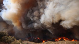 El incendio Hughes se desató a última hora de la mañana y en seis horas calcinó 15 millas cuadradas de árboles y matorrales cerca del lago Castaic.