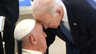 El presidente de Estados Unidos, Joe Biden, da la bienvenida al Papa Francisco durante una sesión de trabajo sobre Inteligencia Artificial (IA), Energía y África-Mediterráneo en el segundo día de la 50ª cumbre del G7 en Borgo Egnazia el 14 de junio de 2024 en Fasano, Italia. . La cumbre del G7 en Puglia, organizada por la primera ministra italiana, Giorgia Meloni, y la séptima celebrada en Italia, reúne a líderes de los siete estados miembros, el Consejo de la UE y la Comisión de la UE. Las discusiones se centrarán en temas que incluyen África, el cambio climático, el desarrollo, Medio Oriente, Ucrania, la migración, la seguridad económica del Indo-Pacífico y la inteligencia artificial.